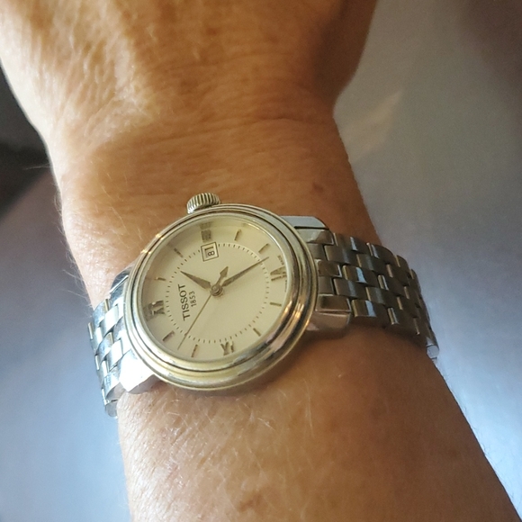 Beautiful ladies Tissot stainless steel watch in great condition! - Picture 4 of 6
